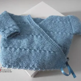 Brassière 1 mois,  croisée bleu clair layette bb, laine calinou bergère de france,  tricot bebe, sur commande
